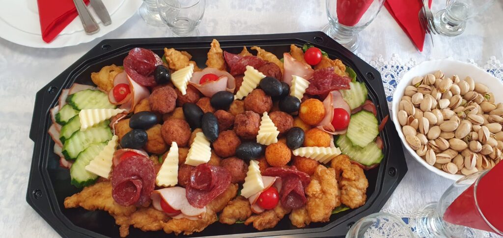 Platoul Familiei - platou aperitiv Vatra Romana