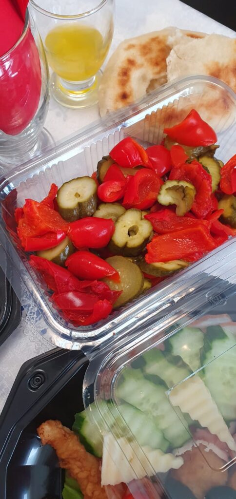 Salata muraturi si paine tip lipie de la Vatra Romana