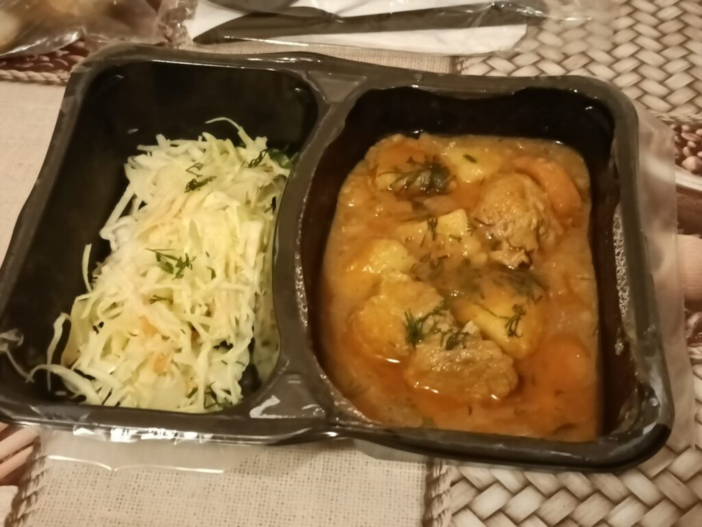 Felul doi mancare de cartofi cu carne si varza cruda