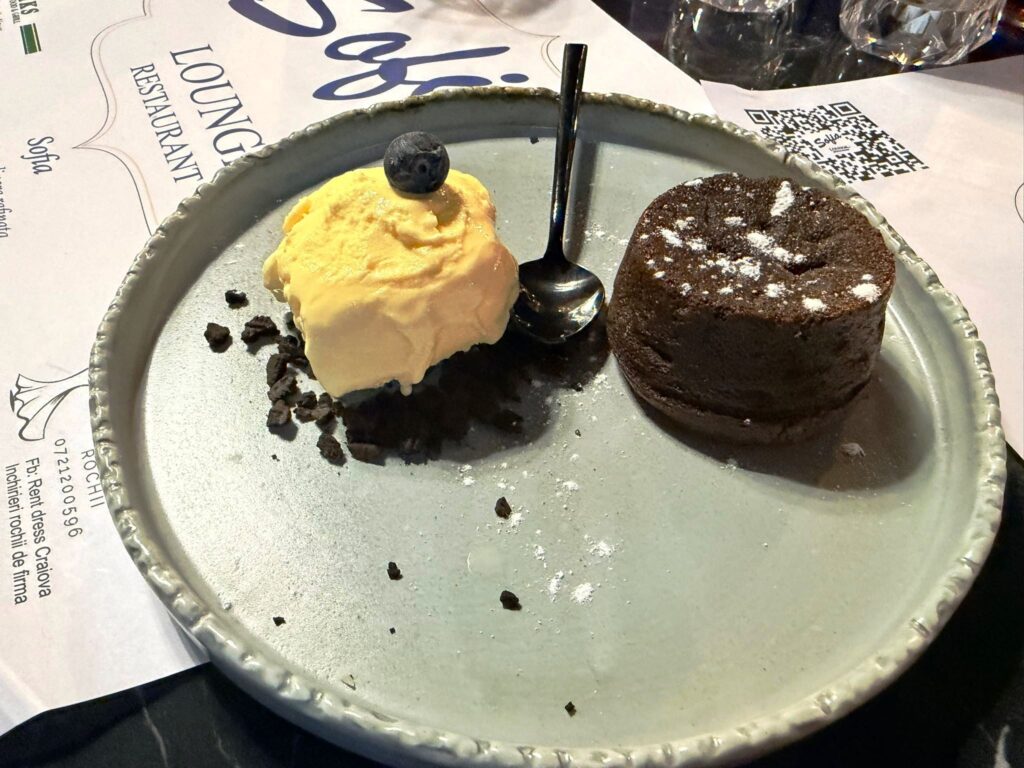 Sufleu de ciocolata cu inghetata by Sofia Bistro Craiova
